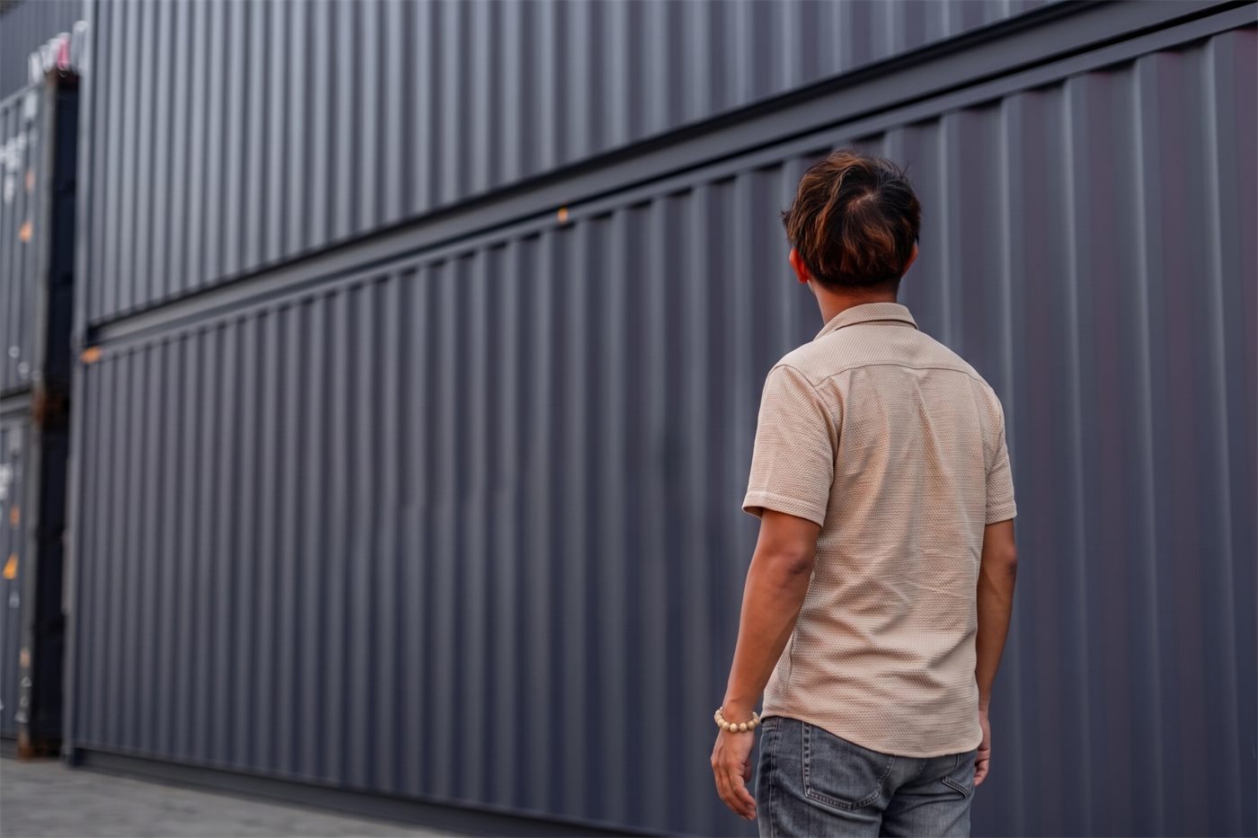 Personne longeant une rangée de conteneurs de stockage sur le site de Box Luberon à Apt