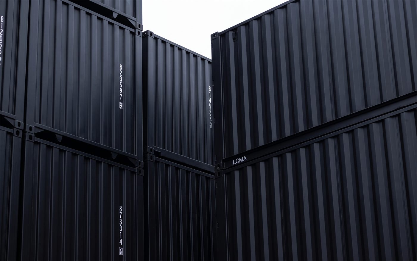 Conteneurs de stockage empilés sur le site sécurisé de Box Luberon à Apt